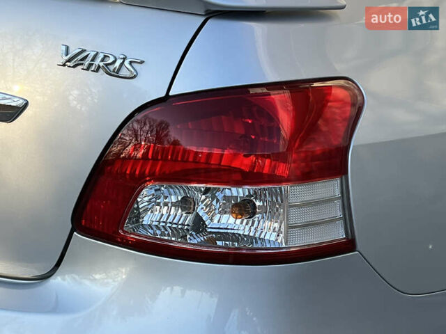 Серый Тойота Ярис, объемом двигателя 1.3 л и пробегом 181 тыс. км за 7300 $, фото 40 на Automoto.ua