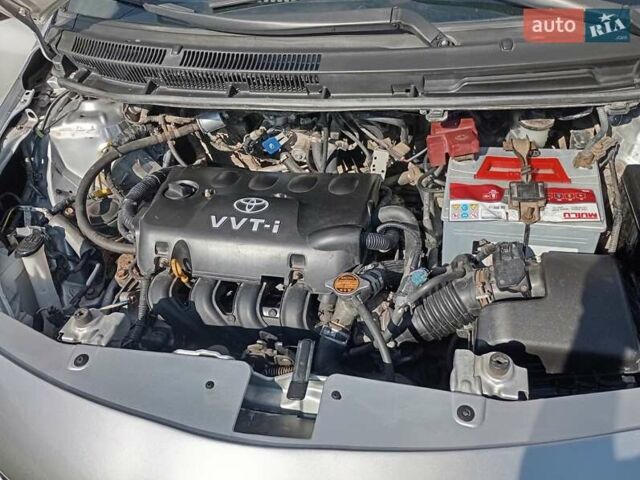 Серый Тойота Ярис, объемом двигателя 1.3 л и пробегом 270 тыс. км за 4750 $, фото 9 на Automoto.ua