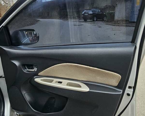 Сірий Тойота Яріс, об'ємом двигуна 1.5 л та пробігом 200 тис. км за 2700 $, фото 21 на Automoto.ua