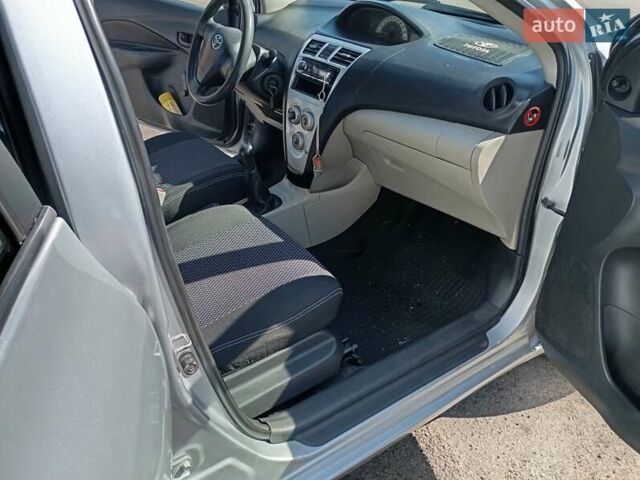 Серый Тойота Ярис, объемом двигателя 1.3 л и пробегом 270 тыс. км за 4750 $, фото 5 на Automoto.ua