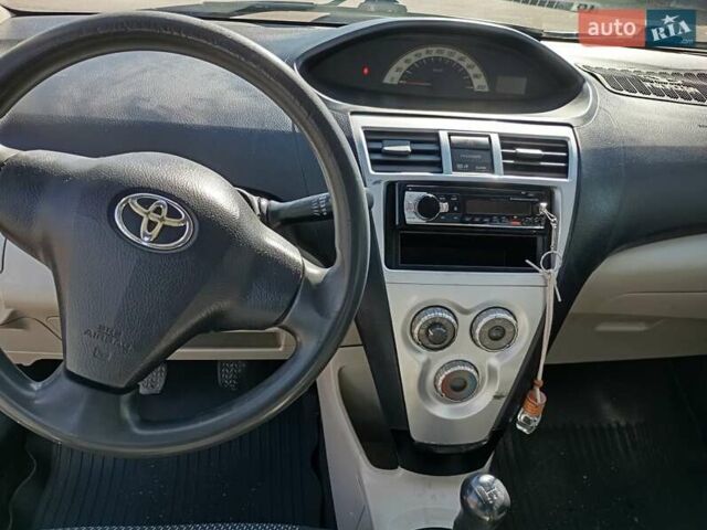 Серый Тойота Ярис, объемом двигателя 1.3 л и пробегом 270 тыс. км за 4750 $, фото 4 на Automoto.ua