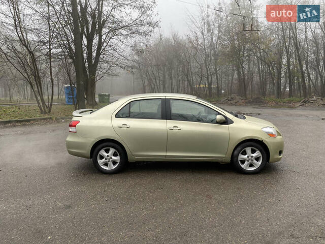 Серый Тойота Ярис, объемом двигателя 1.3 л и пробегом 243 тыс. км за 5300 $, фото 1 на Automoto.ua