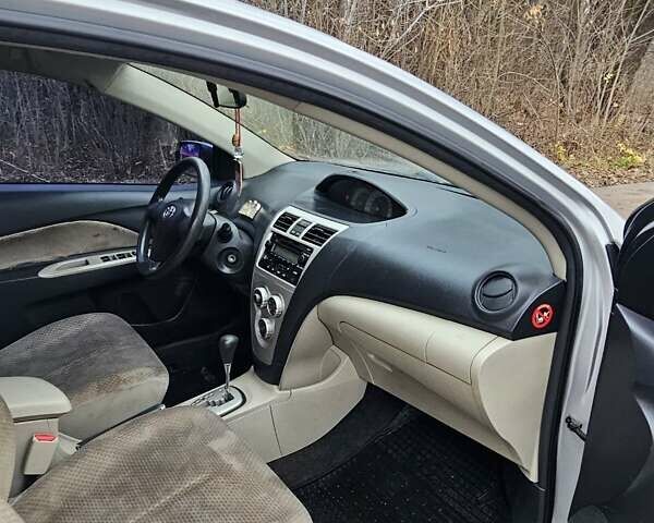 Серый Тойота Ярис, объемом двигателя 1.5 л и пробегом 200 тыс. км за 2900 $, фото 10 на Automoto.ua