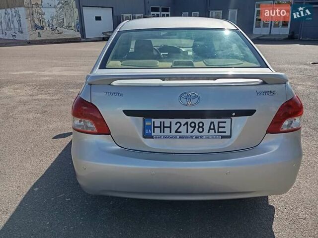 Серый Тойота Ярис, объемом двигателя 1.3 л и пробегом 270 тыс. км за 4750 $, фото 2 на Automoto.ua