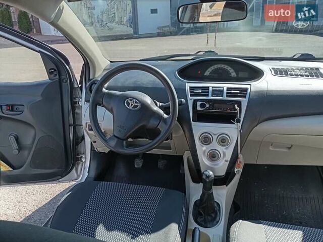 Серый Тойота Ярис, объемом двигателя 1.3 л и пробегом 270 тыс. км за 4750 $, фото 7 на Automoto.ua