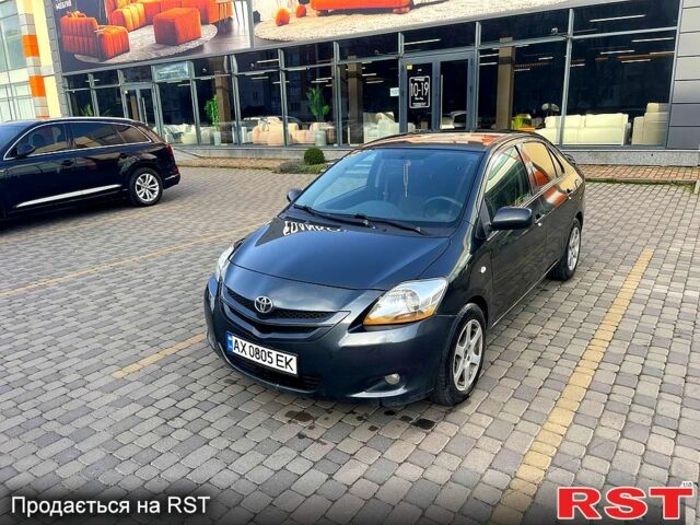 Сірий Тойота Яріс, об'ємом двигуна 1.5 л та пробігом 173 тис. км за 5500 $, фото 1 на Automoto.ua