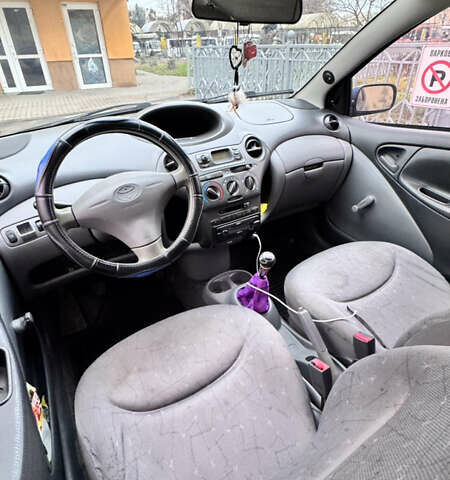Синий Тойота Ярис, объемом двигателя 1 л и пробегом 261 тыс. км за 3300 $, фото 4 на Automoto.ua