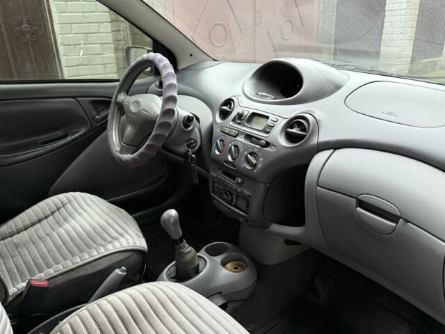 Синий Тойота Ярис, объемом двигателя 1 л и пробегом 180 тыс. км за 2300 $, фото 14 на Automoto.ua