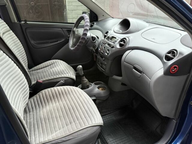 Синий Тойота Ярис, объемом двигателя 1 л и пробегом 180 тыс. км за 2300 $, фото 15 на Automoto.ua