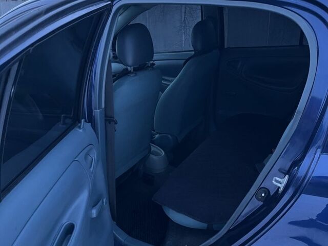 Синій Тойота Яріс, об'ємом двигуна 1 л та пробігом 200 тис. км за 3250 $, фото 7 на Automoto.ua