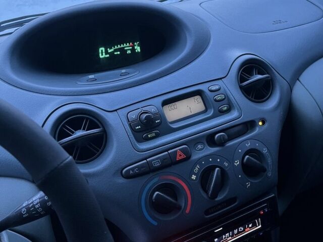 Синій Тойота Яріс, об'ємом двигуна 1 л та пробігом 200 тис. км за 3400 $, фото 6 на Automoto.ua