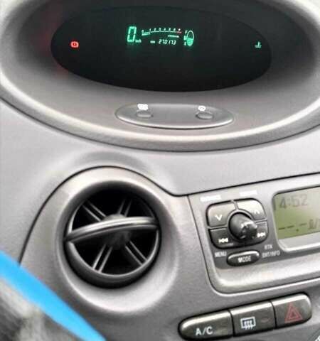 Синий Тойота Ярис, объемом двигателя 1 л и пробегом 270 тыс. км за 5200 $, фото 72 на Automoto.ua