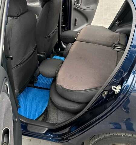 Синий Тойота Ярис, объемом двигателя 1 л и пробегом 270 тыс. км за 5200 $, фото 92 на Automoto.ua