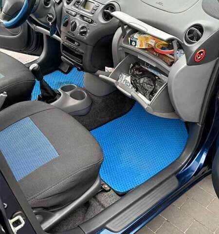 Синий Тойота Ярис, объемом двигателя 1 л и пробегом 270 тыс. км за 5200 $, фото 37 на Automoto.ua