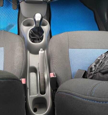 Синий Тойота Ярис, объемом двигателя 1 л и пробегом 270 тыс. км за 5200 $, фото 83 на Automoto.ua