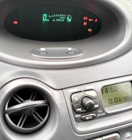 Синий Тойота Ярис, объемом двигателя 1 л и пробегом 270 тыс. км за 5200 $, фото 64 на Automoto.ua