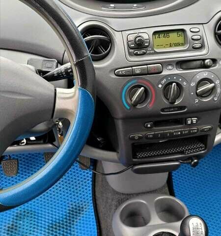 Синий Тойота Ярис, объемом двигателя 1 л и пробегом 270 тыс. км за 5200 $, фото 58 на Automoto.ua