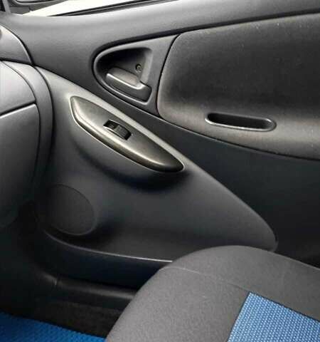 Синий Тойота Ярис, объемом двигателя 1 л и пробегом 270 тыс. км за 5200 $, фото 59 на Automoto.ua