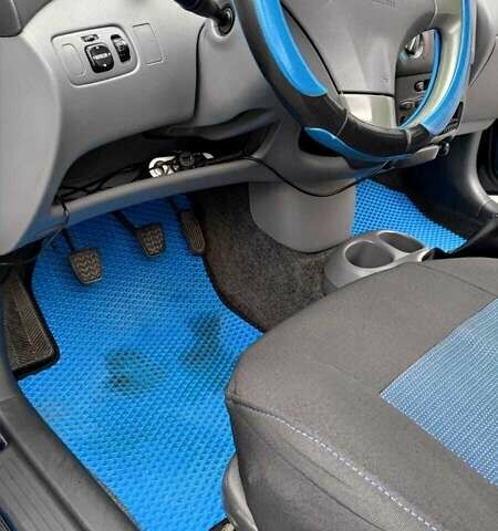 Синий Тойота Ярис, объемом двигателя 1 л и пробегом 270 тыс. км за 5200 $, фото 8 на Automoto.ua