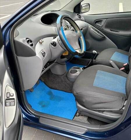Синий Тойота Ярис, объемом двигателя 1 л и пробегом 270 тыс. км за 5200 $, фото 81 на Automoto.ua