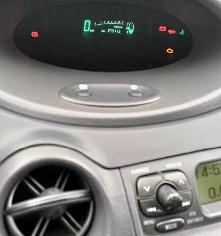 Синий Тойота Ярис, объемом двигателя 1 л и пробегом 270 тыс. км за 5200 $, фото 29 на Automoto.ua