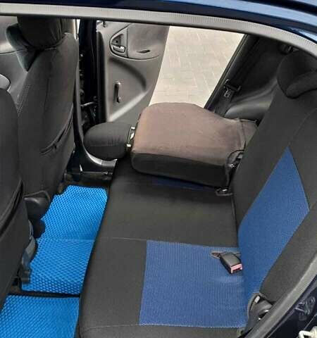 Синий Тойота Ярис, объемом двигателя 1 л и пробегом 270 тыс. км за 5200 $, фото 12 на Automoto.ua