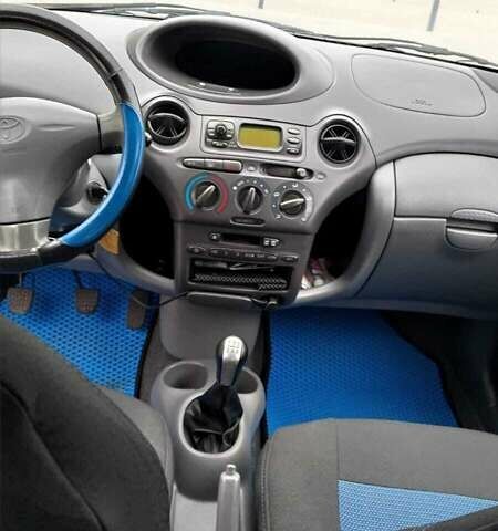 Синий Тойота Ярис, объемом двигателя 1 л и пробегом 270 тыс. км за 5200 $, фото 36 на Automoto.ua