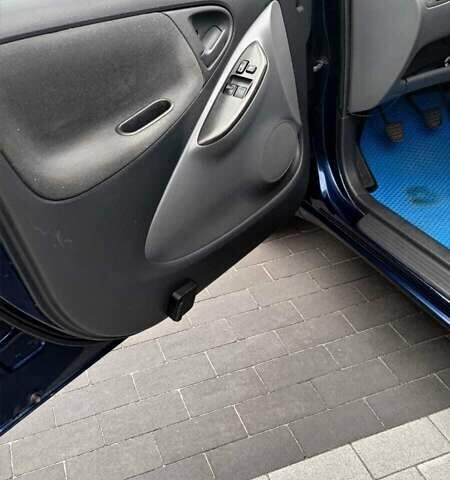 Синий Тойота Ярис, объемом двигателя 1 л и пробегом 270 тыс. км за 5200 $, фото 71 на Automoto.ua