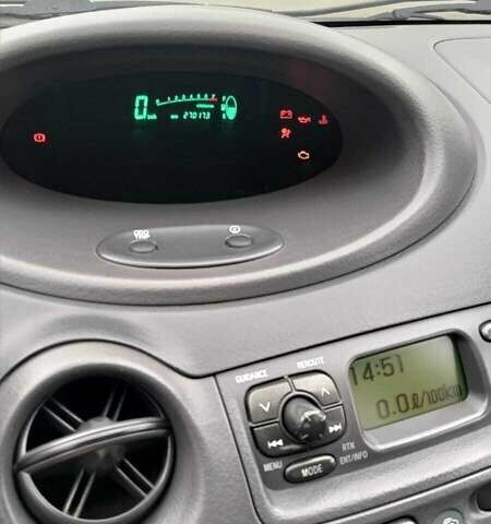 Синий Тойота Ярис, объемом двигателя 1 л и пробегом 270 тыс. км за 5200 $, фото 32 на Automoto.ua