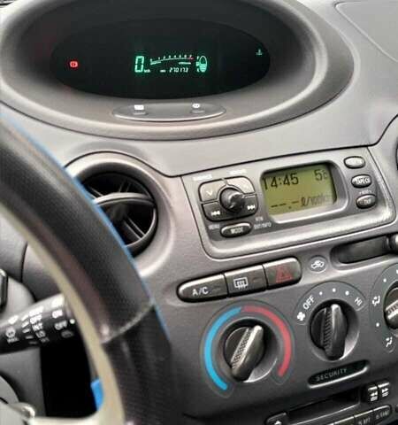 Синий Тойота Ярис, объемом двигателя 1 л и пробегом 270 тыс. км за 5200 $, фото 51 на Automoto.ua