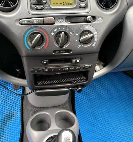 Синий Тойота Ярис, объемом двигателя 1 л и пробегом 270 тыс. км за 5200 $, фото 67 на Automoto.ua