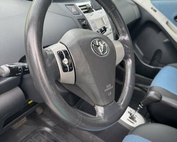 Синій Тойота Яріс, об'ємом двигуна 1.3 л та пробігом 189 тис. км за 6000 $, фото 3 на Automoto.ua