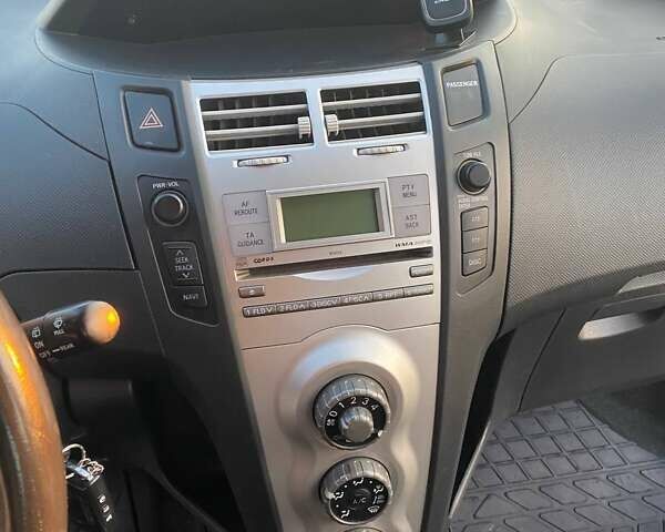 Синій Тойота Яріс, об'ємом двигуна 1.3 л та пробігом 93 тис. км за 6200 $, фото 7 на Automoto.ua