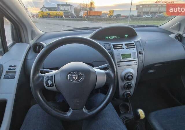 Синий Тойота Ярис, объемом двигателя 1 л и пробегом 291 тыс. км за 3999 $, фото 7 на Automoto.ua