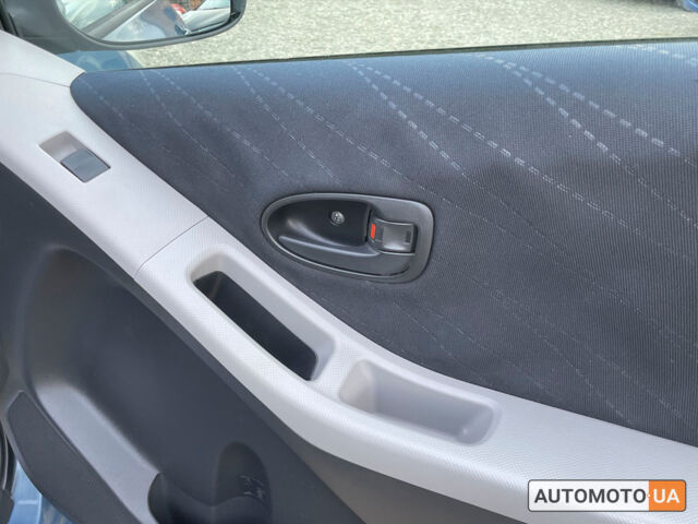Синий Тойота Ярис, объемом двигателя 1 л и пробегом 212 тыс. км за 5400 $, фото 21 на Automoto.ua
