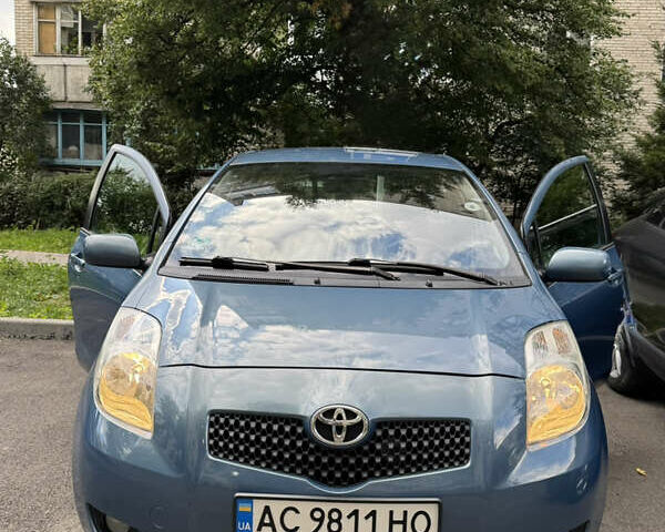 Синий Тойота Ярис, объемом двигателя 1.36 л и пробегом 235 тыс. км за 6800 $, фото 3 на Automoto.ua