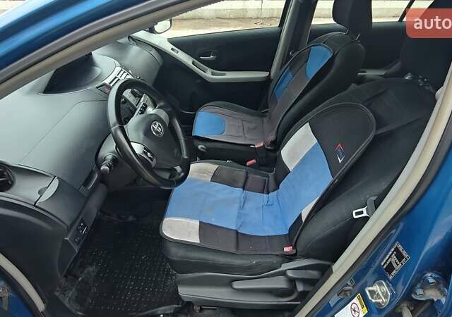 Синий Тойота Ярис, объемом двигателя 1.3 л и пробегом 145 тыс. км за 5200 $, фото 3 на Automoto.ua