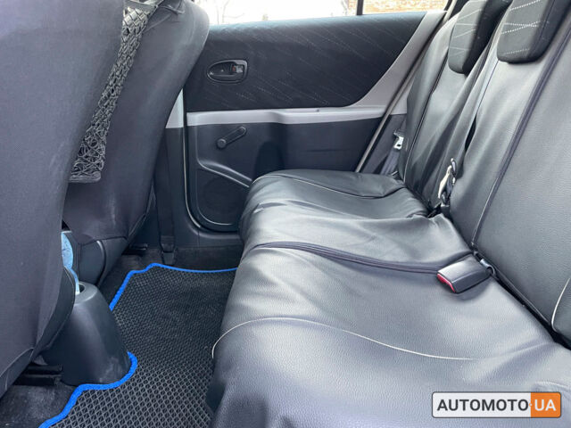 Синий Тойота Ярис, объемом двигателя 1 л и пробегом 212 тыс. км за 5400 $, фото 11 на Automoto.ua