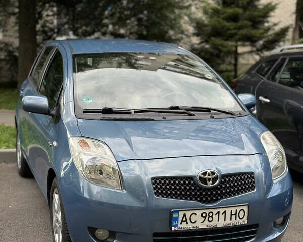 Синий Тойота Ярис, объемом двигателя 1.36 л и пробегом 235 тыс. км за 6800 $, фото 2 на Automoto.ua