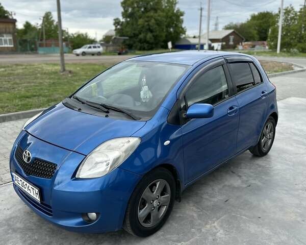 Синий Тойота Ярис, объемом двигателя 1.3 л и пробегом 256 тыс. км за 6000 $, фото 1 на Automoto.ua