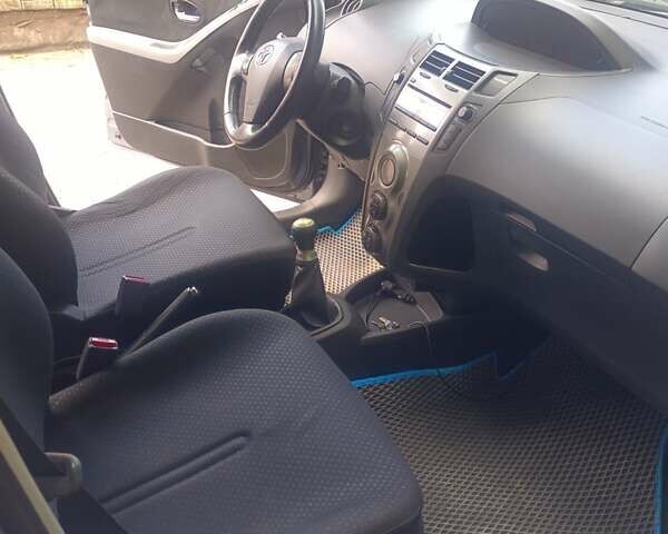 Синий Тойота Ярис, объемом двигателя 1 л и пробегом 166 тыс. км за 3900 $, фото 17 на Automoto.ua