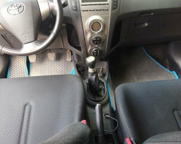 Синий Тойота Ярис, объемом двигателя 1 л и пробегом 166 тыс. км за 3900 $, фото 11 на Automoto.ua