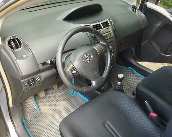 Синий Тойота Ярис, объемом двигателя 1 л и пробегом 166 тыс. км за 3900 $, фото 7 на Automoto.ua