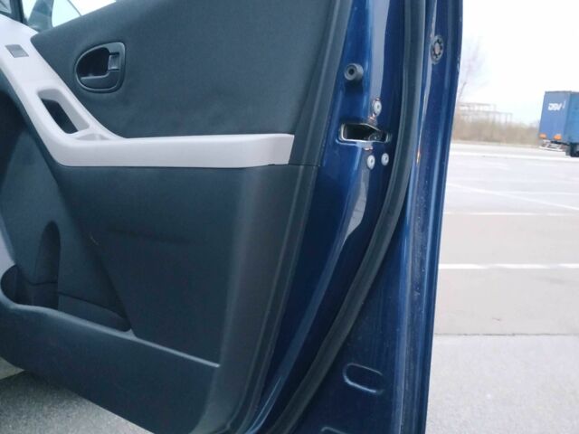 Синій Тойота Яріс, об'ємом двигуна 1 л та пробігом 195 тис. км за 4999 $, фото 16 на Automoto.ua