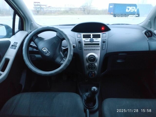 Синій Тойота Яріс, об'ємом двигуна 1 л та пробігом 195 тис. км за 4999 $, фото 12 на Automoto.ua