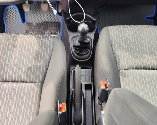 Синий Тойота Ярис, объемом двигателя 1 л и пробегом 144 тыс. км за 6800 $, фото 21 на Automoto.ua