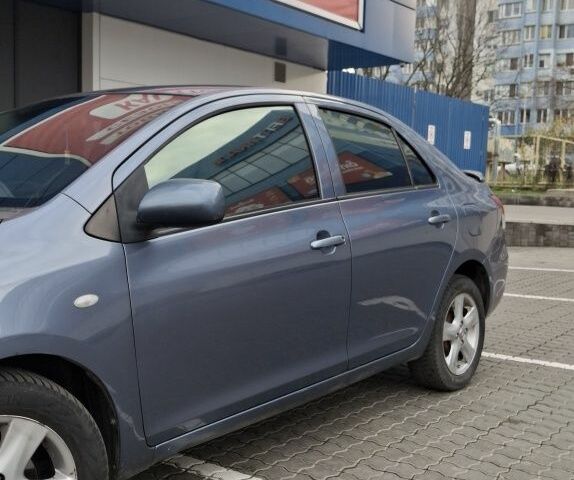 Синий Тойота Ярис, объемом двигателя 1.5 л и пробегом 240 тыс. км за 5600 $, фото 1 на Automoto.ua