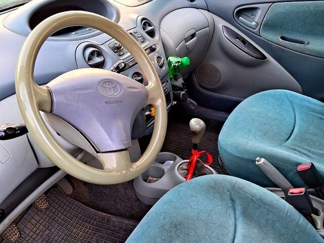 Зеленый Тойота Ярис, объемом двигателя 1 л и пробегом 254 тыс. км за 3000 $, фото 6 на Automoto.ua