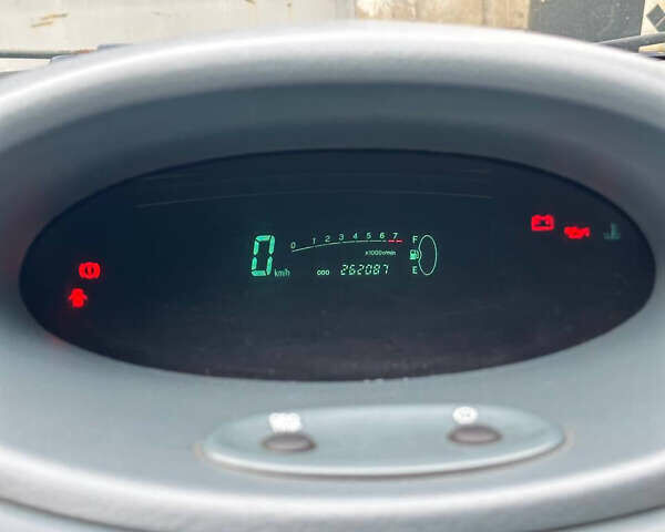 Зеленый Тойота Ярис, объемом двигателя 1 л и пробегом 264 тыс. км за 2300 $, фото 5 на Automoto.ua