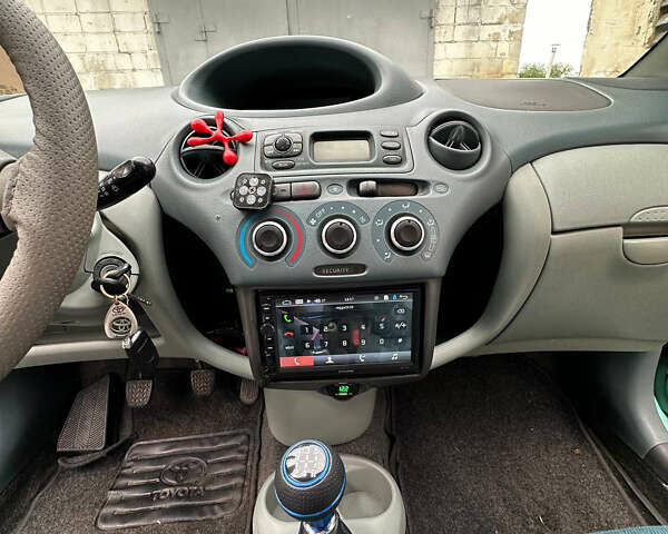 Зеленый Тойота Ярис, объемом двигателя 1 л и пробегом 264 тыс. км за 2300 $, фото 6 на Automoto.ua